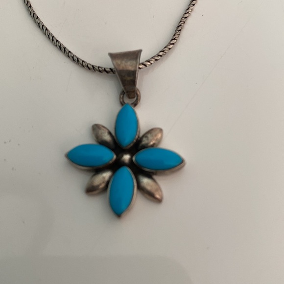 Silver flower pendant - Picture 2 of 5